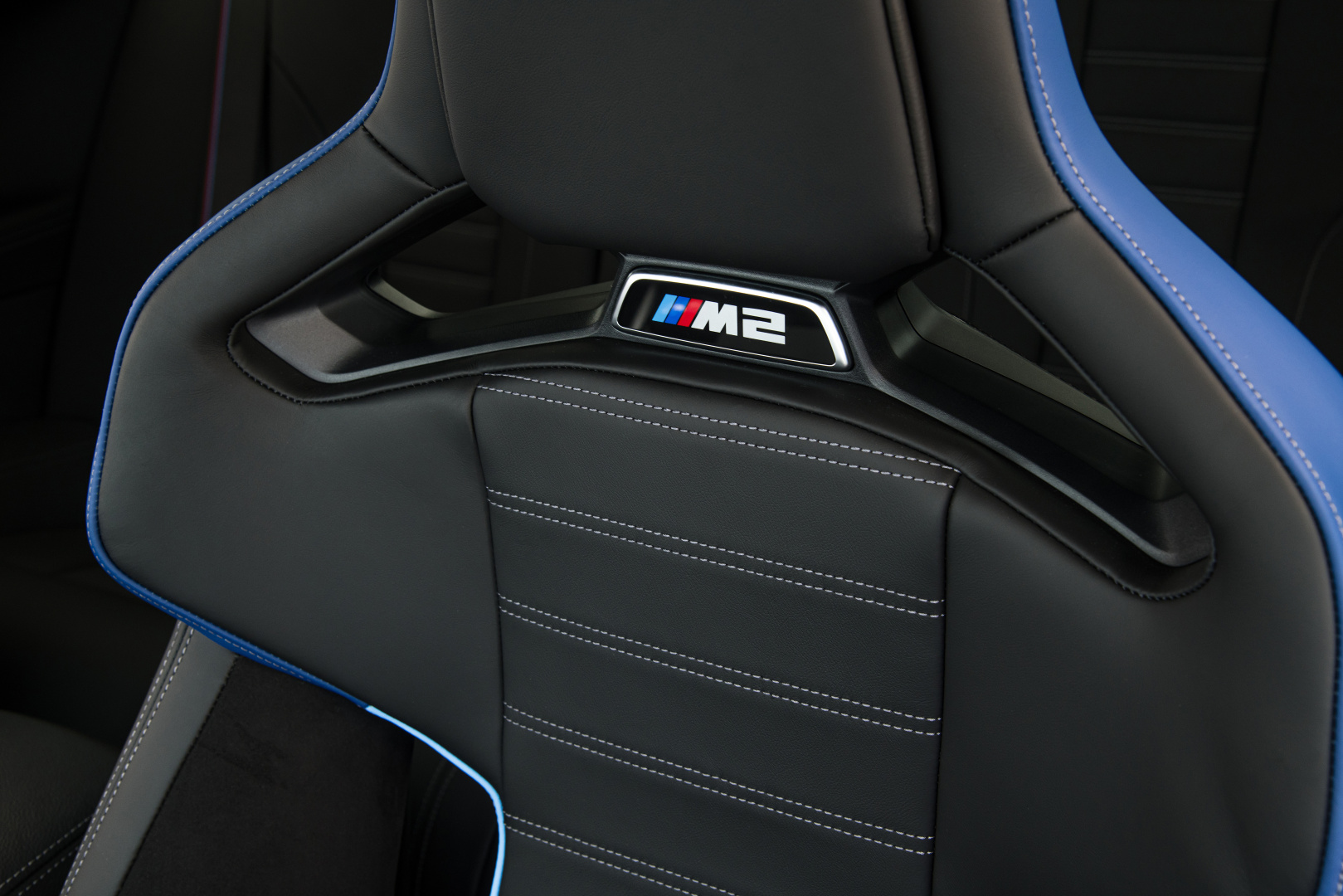 SMALL_P90481836_highRes_the-all-new-bmw-m2-i