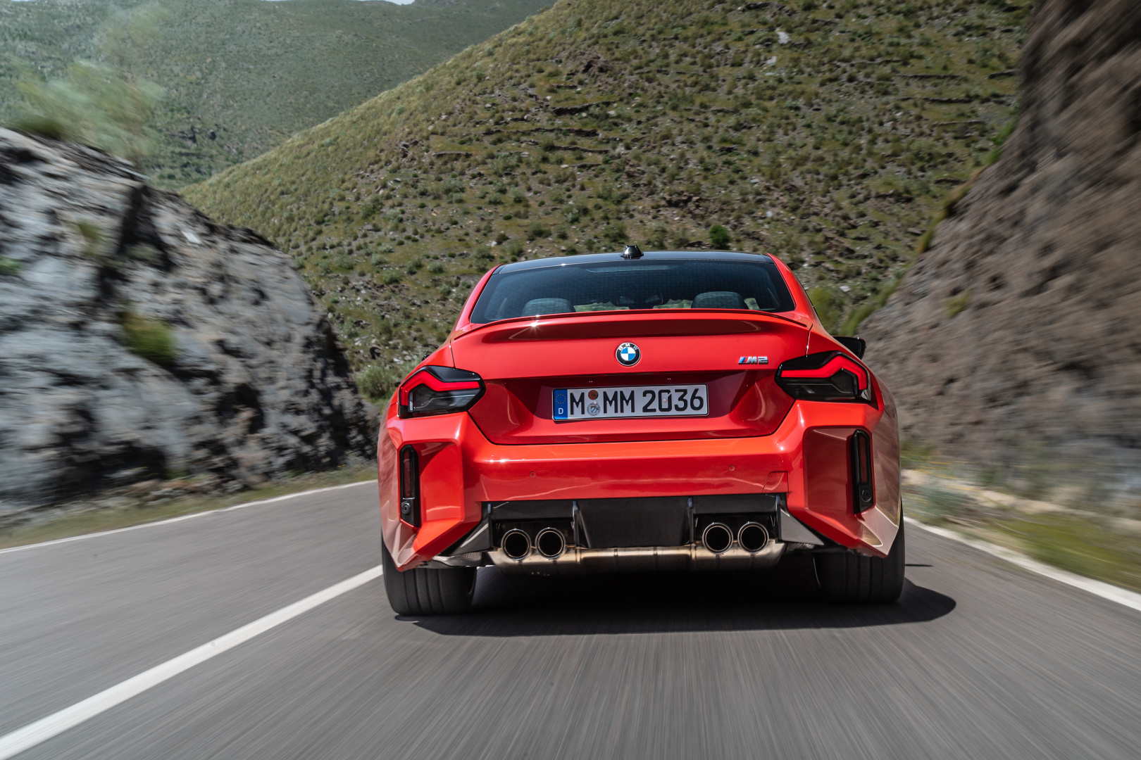 SMALL_P90481903_highRes_the-all-new-bmw-m2-c