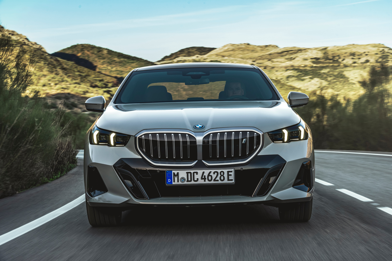 SMALL_P90505029_highRes_the-new-bmw-i5-edriv