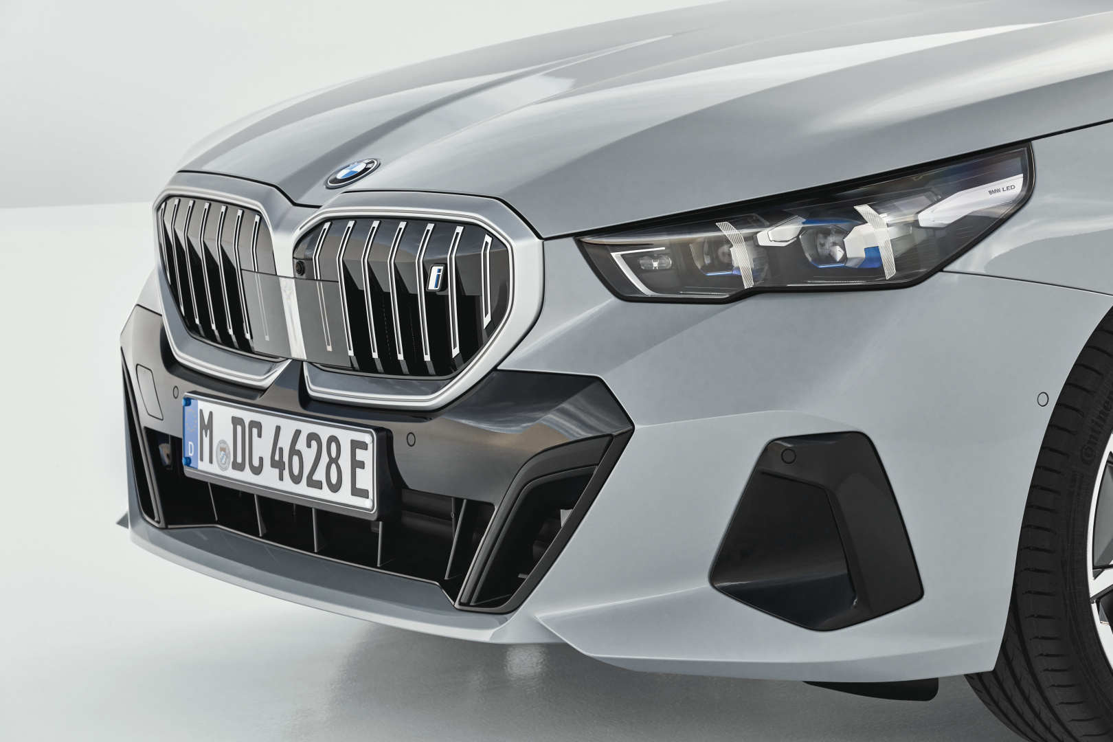 SMALL_P90505115_highRes_the-new-bmw-i5-edriv
