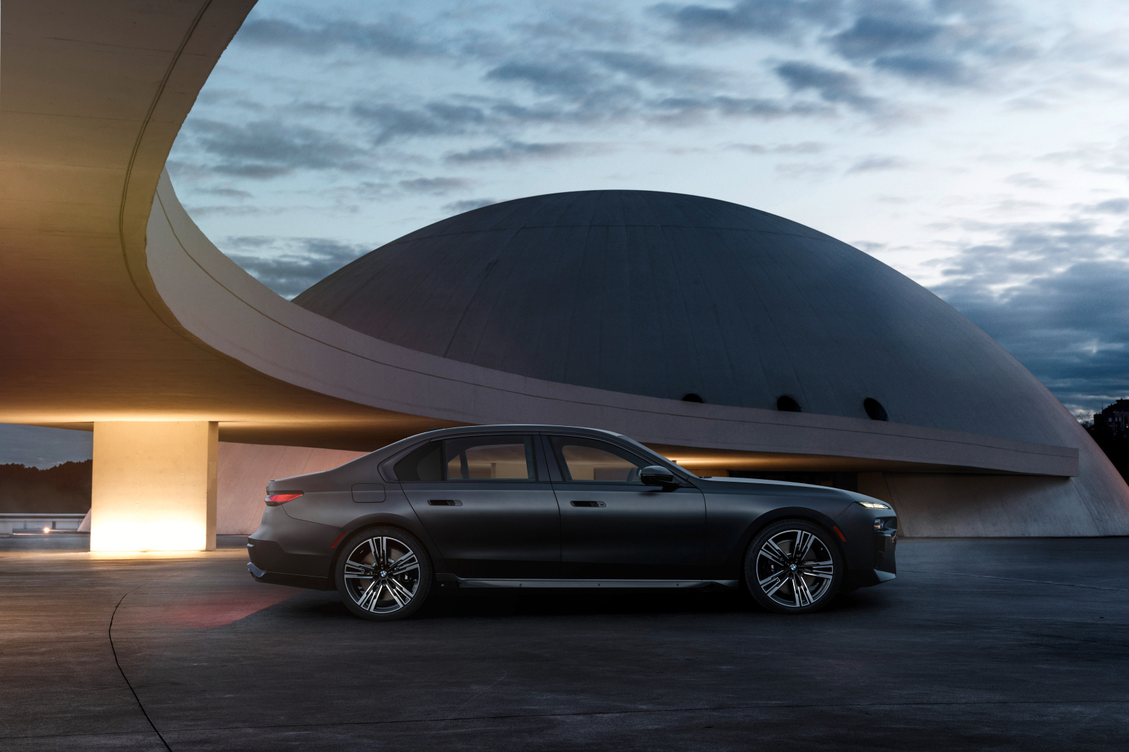 SMALL_P90458156_highRes_the-new-bmw-760i-xdr