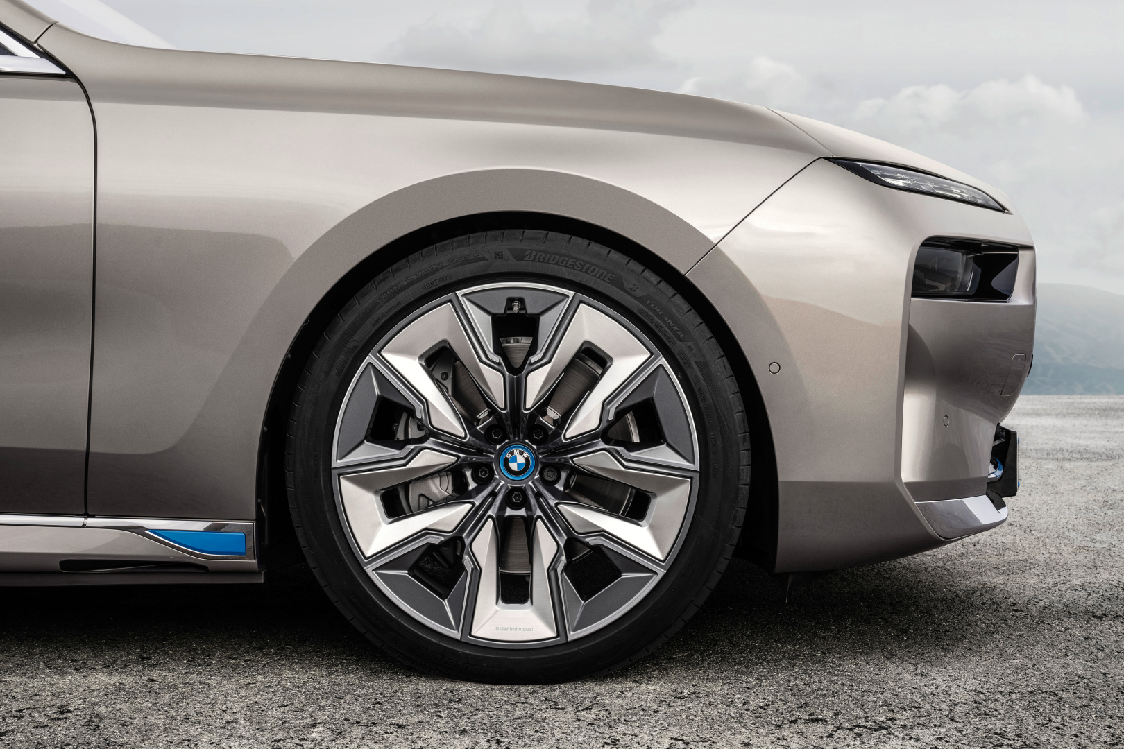 SMALL_P90458176_highRes_the-new-bmw-i7-xdriv