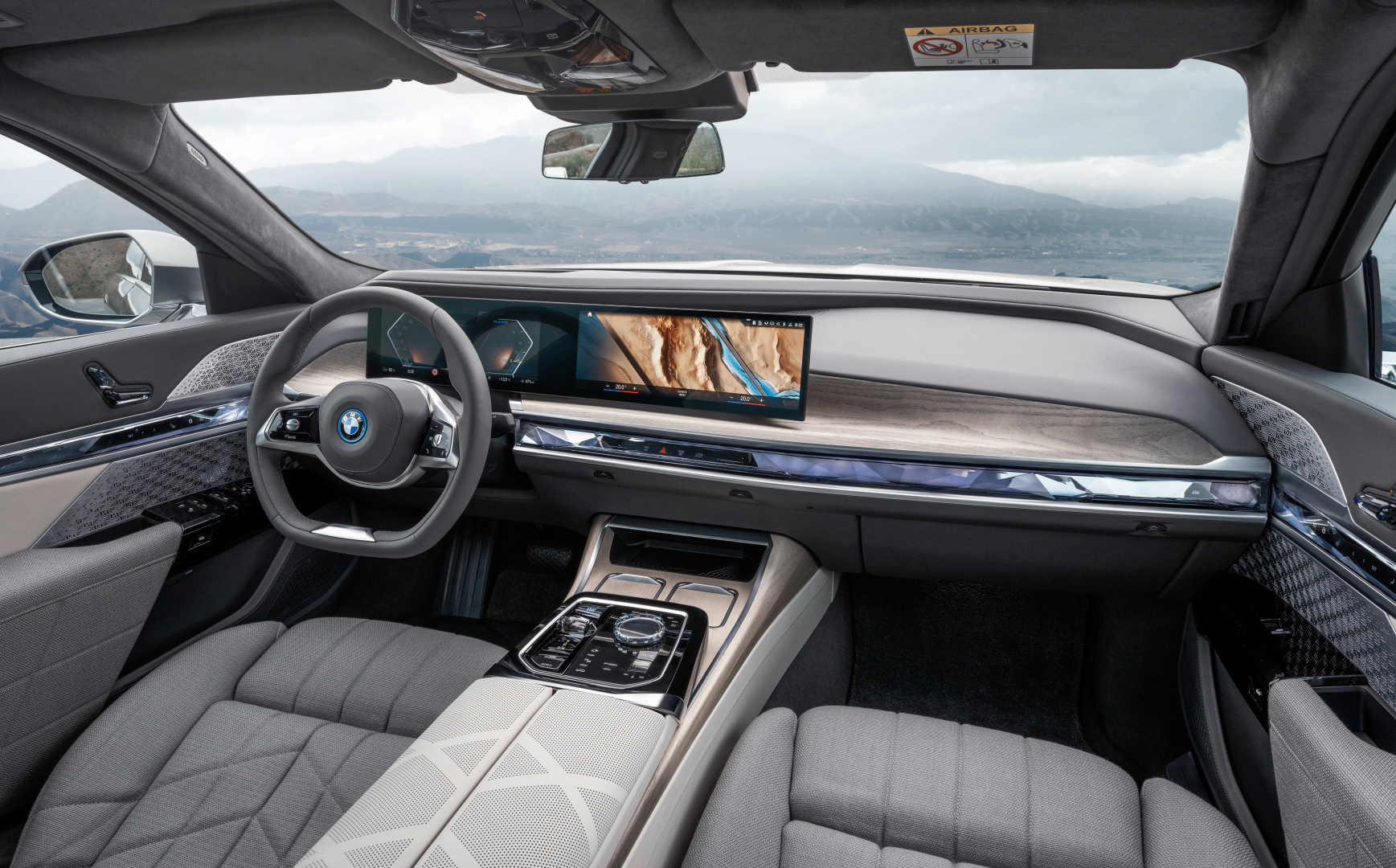 SMALL_P90458233_highRes_the-new-bmw-i7-xdriv