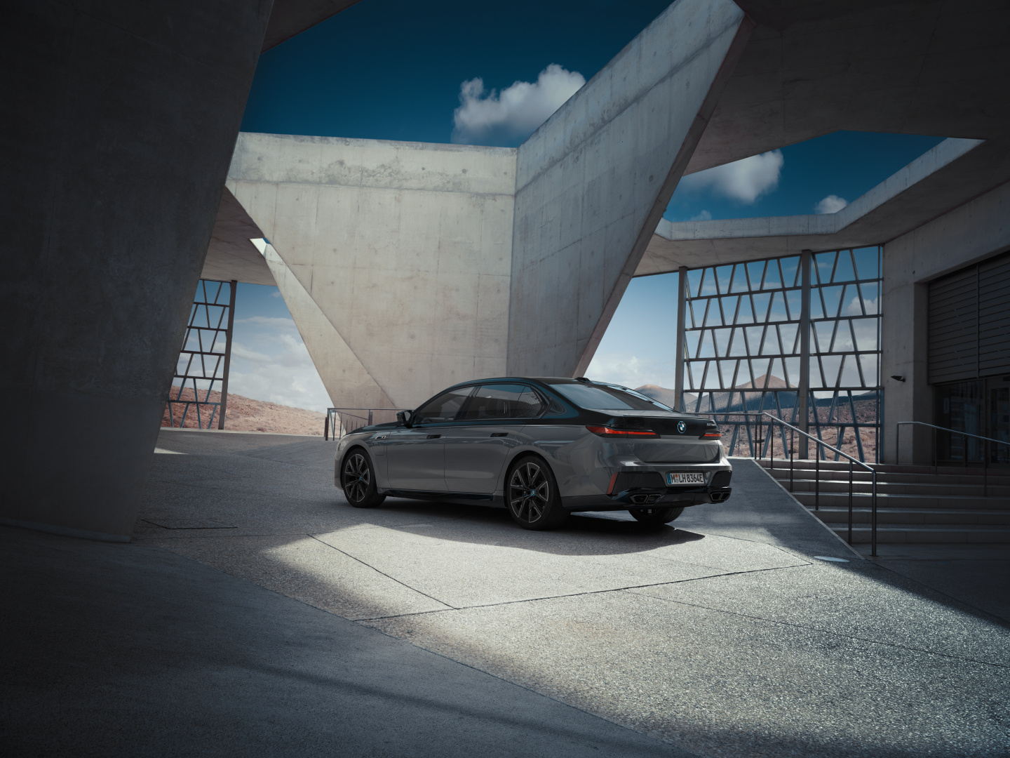 SMALL_P90458406_highRes_the-new-bmw-m760e-xd