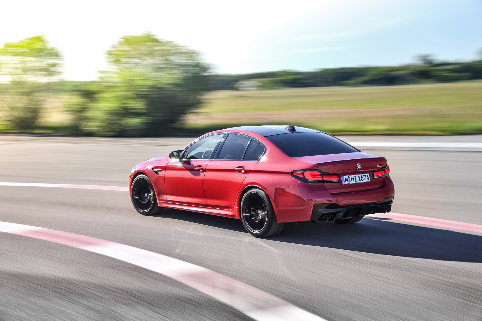 SMALL_P90391314_highRes_the-new-bmw-m5-compe