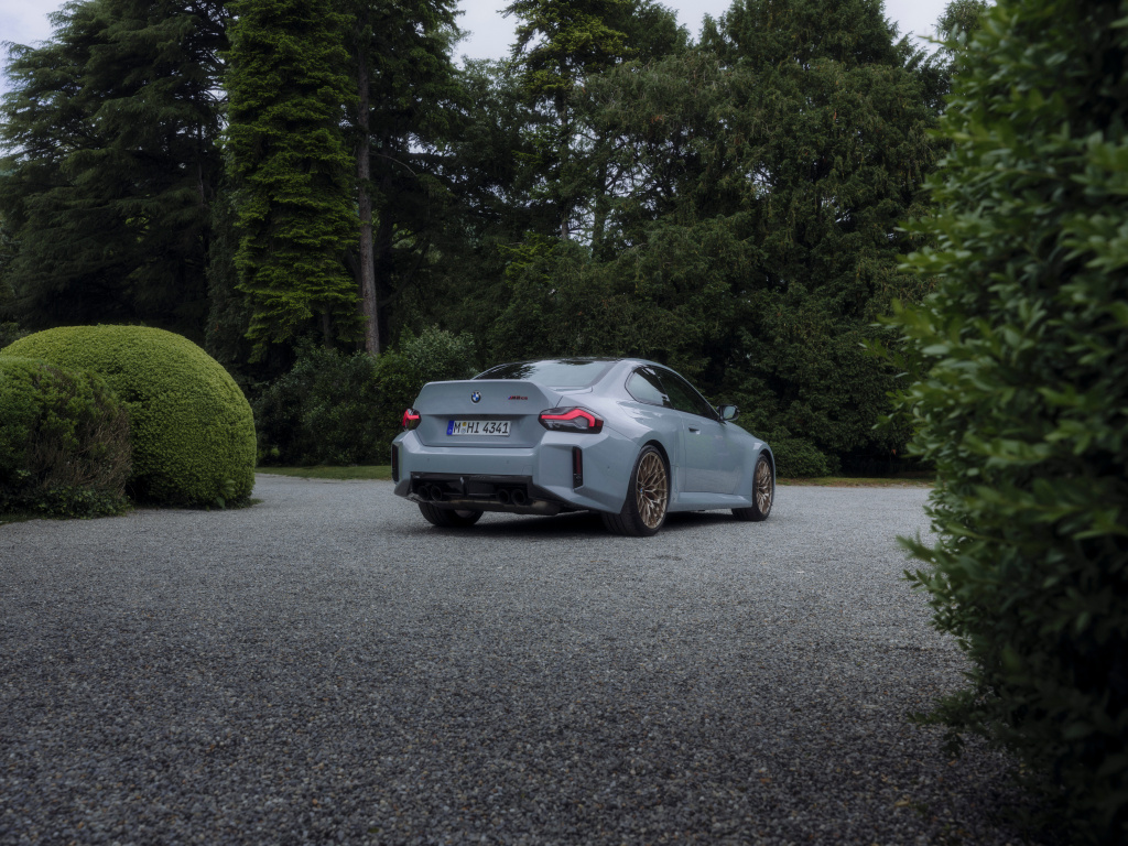 SMALL_P90600965_highRes_the-new-bmw-m2-cs
