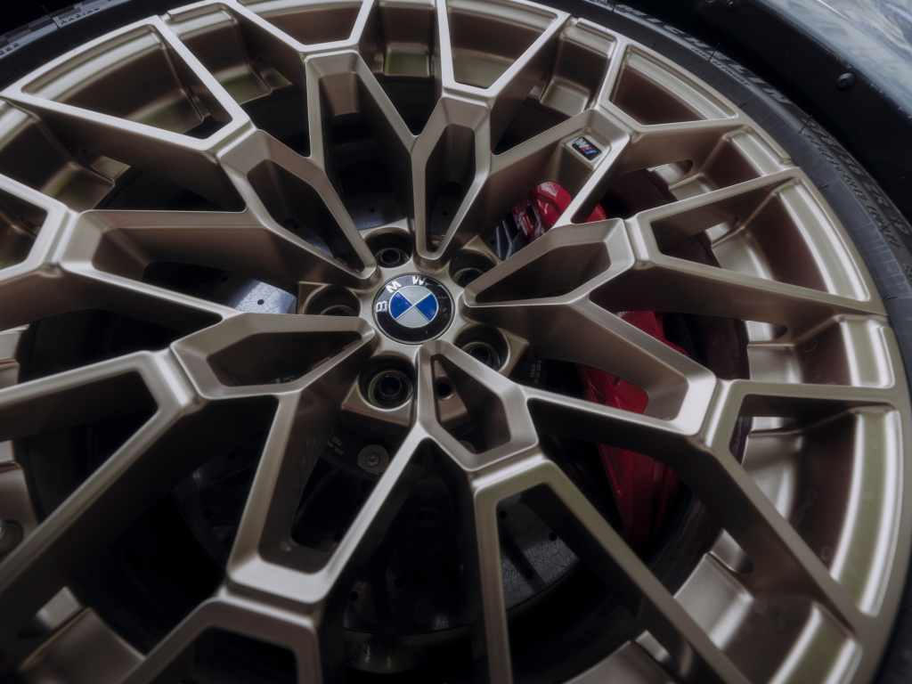 SMALL_P90600969_highRes_the-new-bmw-m2-cs