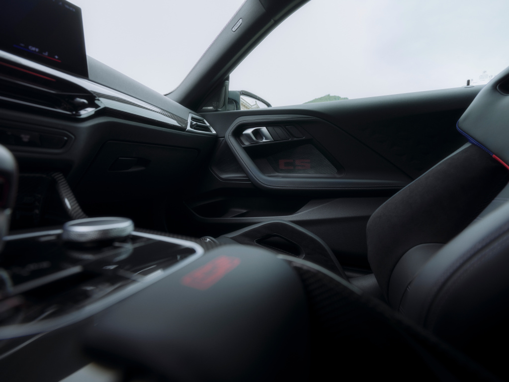 SMALL_P90600970_highRes_the-new-bmw-m2-cs