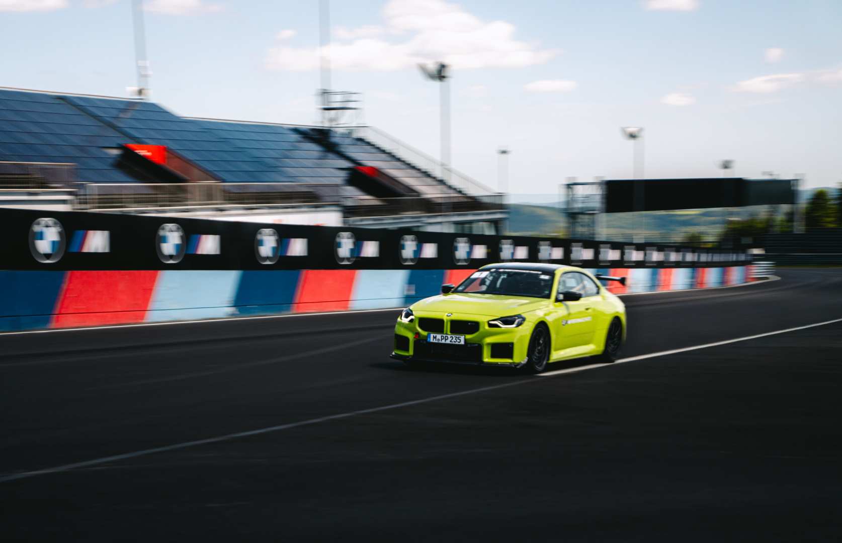 SMALL_P90649368_highRes_bmw-m2-with-m-perfor