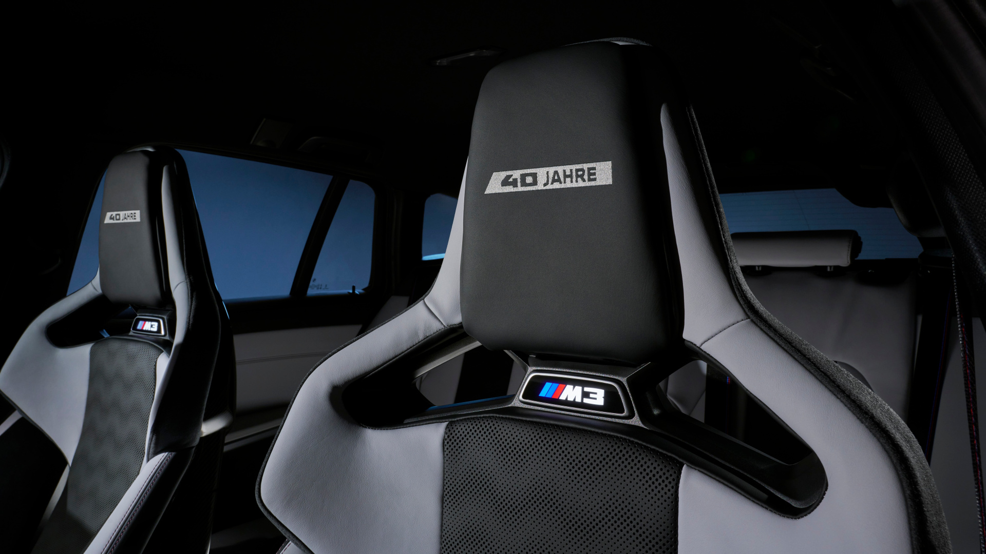 SMALL_P90636813_highRes_bmw-m3-edition-40-ye