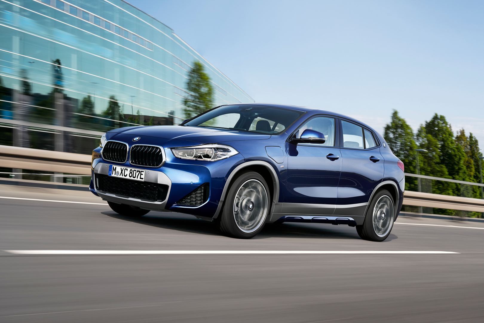 SMALL_P90389804_highRes_the-new-bmw-x2-xdriv