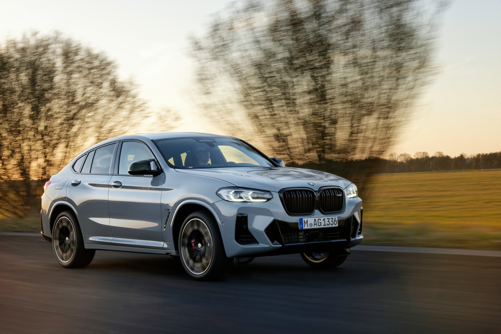 SMALL_P90424732_highRes_the-new-bmw-x4-m40i-