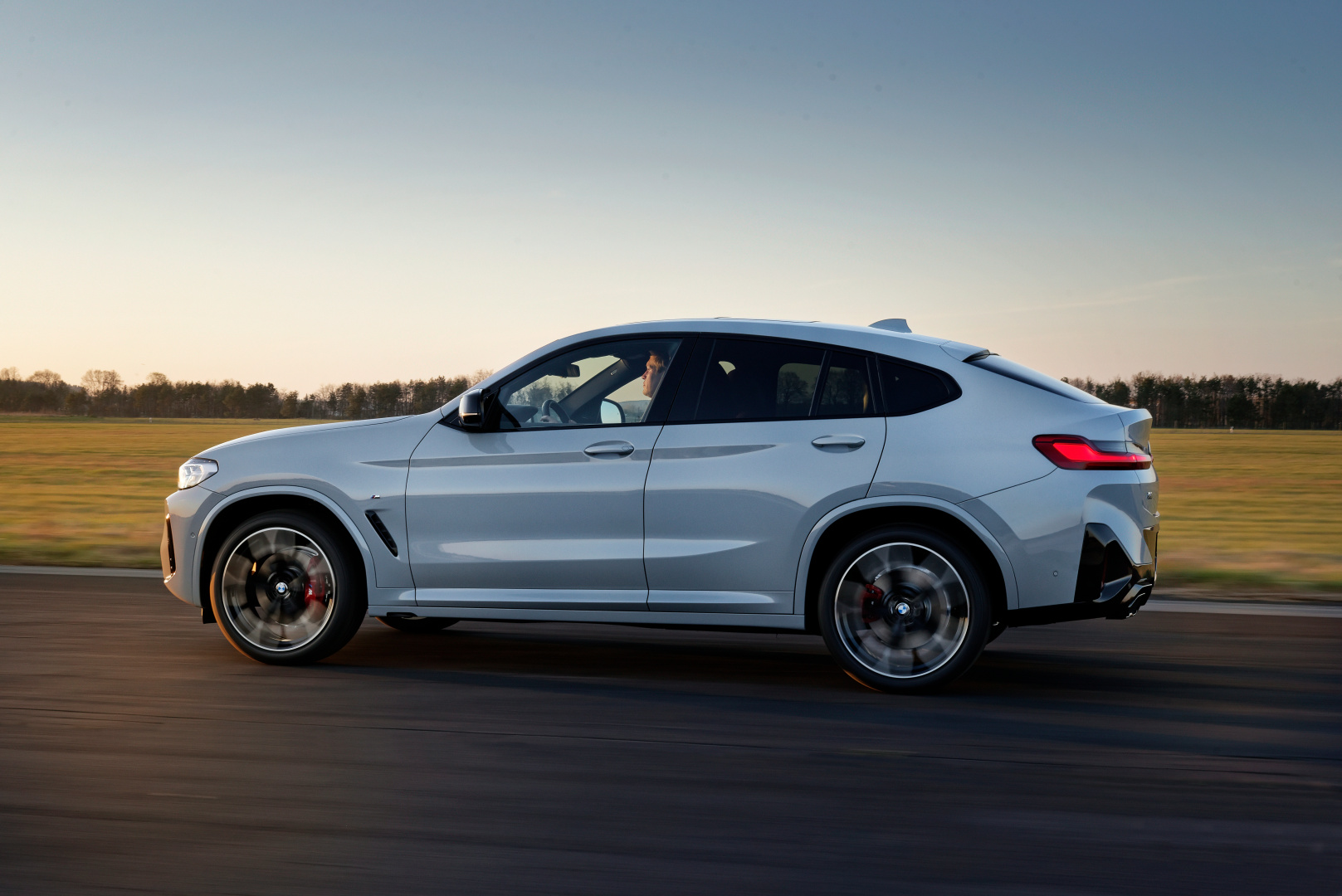 SMALL_P90424733_highRes_the-new-bmw-x4-m40i-