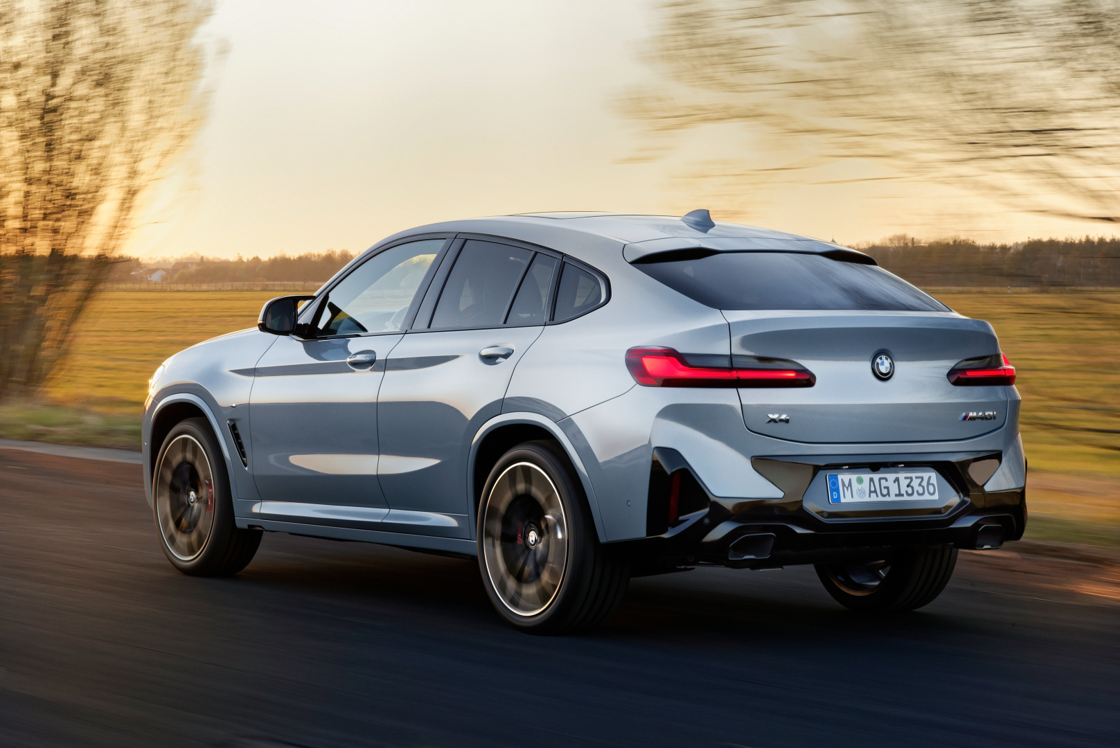 SMALL_P90424735_highRes_the-new-bmw-x4-m40i-