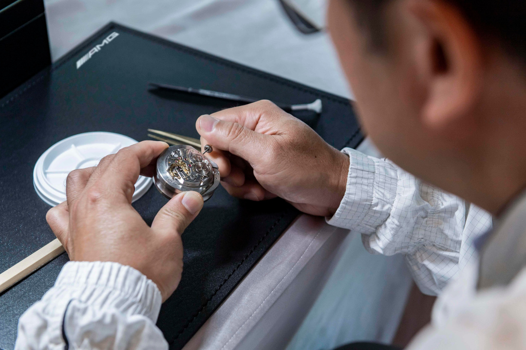 SMALL_精密腕錶組裝的每一個環節都馬虎不得，貴賓在瑞士原廠製錶師的帶領下，使用精密工具來完成機芯的組裝。