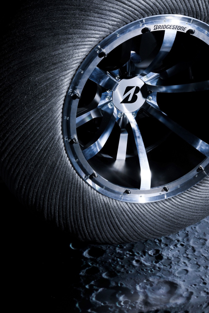 SMALL_在太空極端地形和氣候下，日本普利司通提供月球地形車輪胎的卓越功能和安全。(照片提供_日本普利司通)