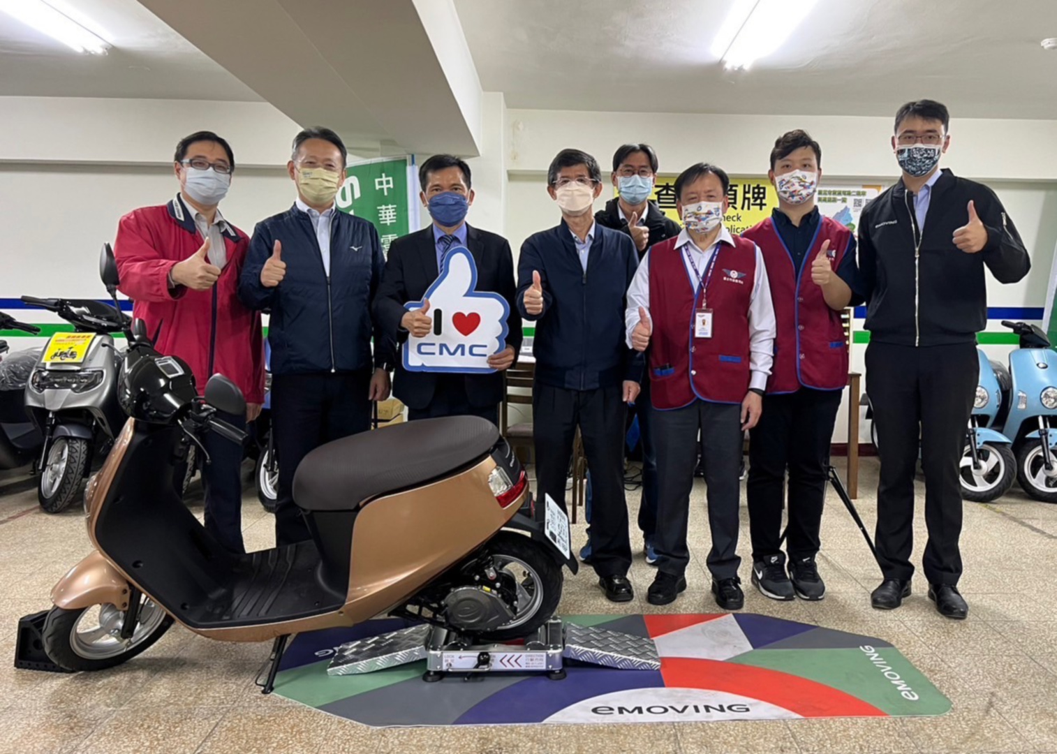 SMALL_公路總局、台北監理所及中華eMOVING共同協助微型電動二輪車新舊車主領牌