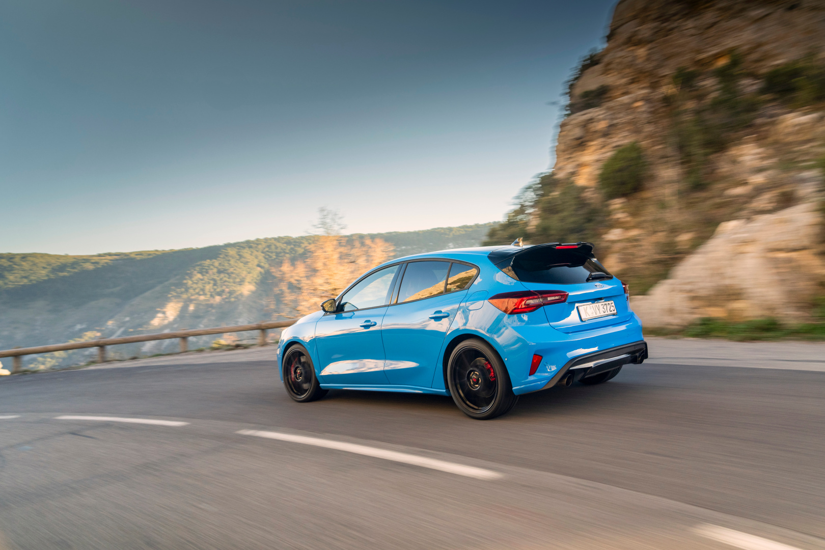 SMALL_2024_FORD_FOCUS-ST_27
