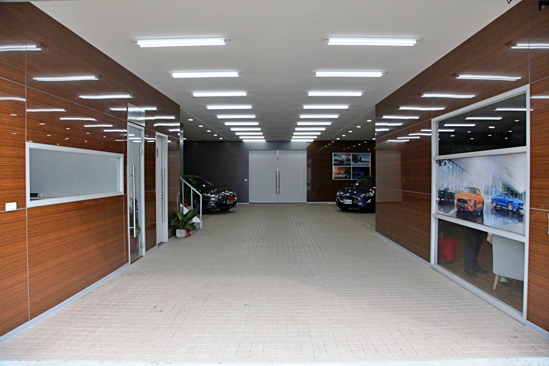 SMALL_【圖三】全新Ford建富汽車交車中心內在採用溫潤的木質牆板，搭配米色天地牆設計