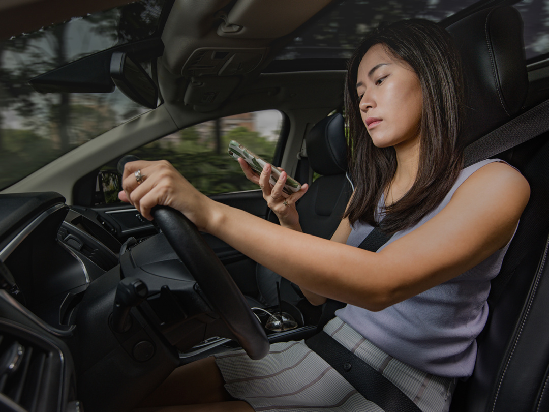 SMALL_【圖二】當談到駕駛分心時，發簡訊通常是最常發生的一種行為，因為它結合了所有三種類型的分心情況，因此也顯得特別危險。