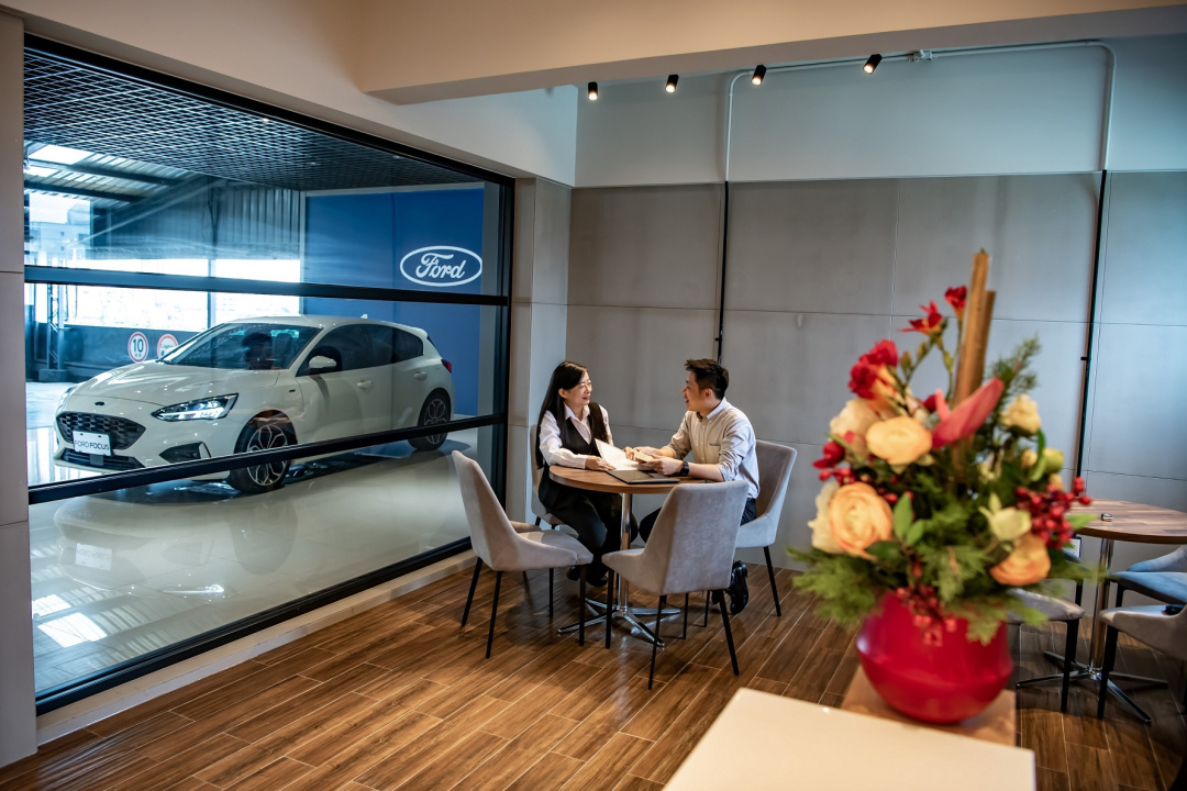 SMALL_【圖三】Ford九和汽車台北分公司忠孝據點新車交車區內部融合木質元素，在時下流行的簡潔工業風格設計之中，創造可自在放鬆的溫馨空間