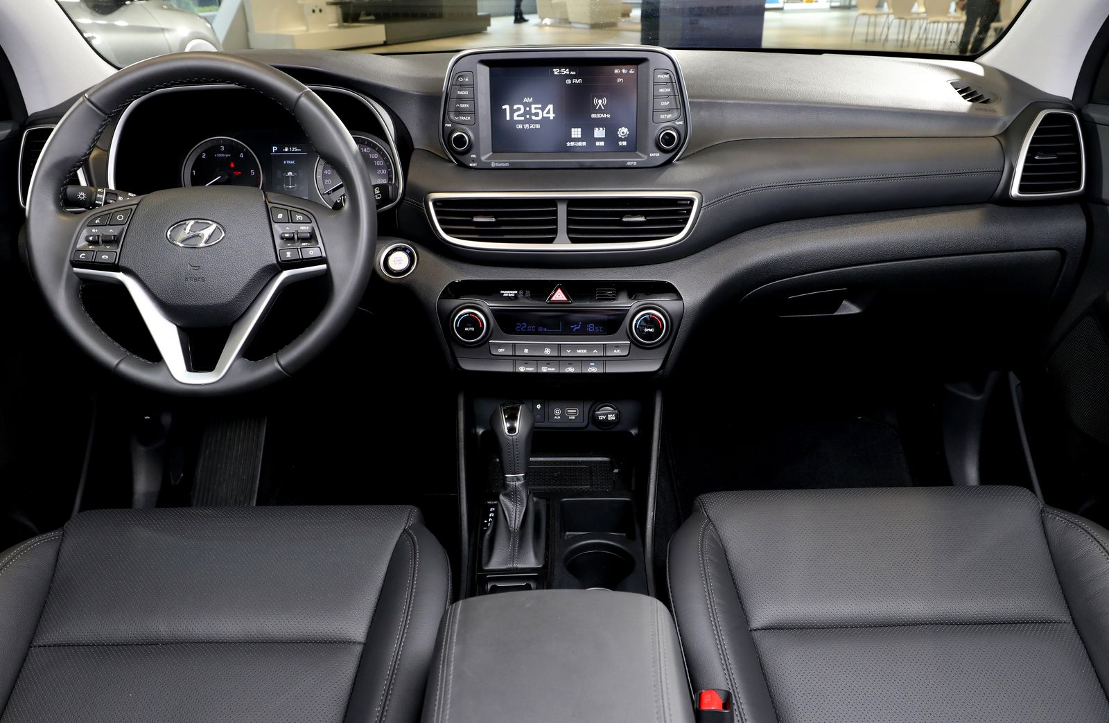 車室座艙採大量真皮包覆營造豪華質感控台採全新8吋懸浮觸控螢幕