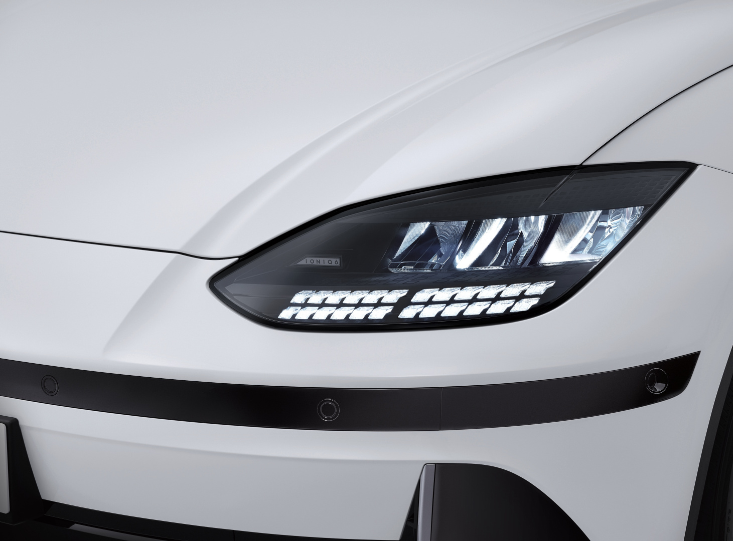SMALL_2.首次導入IFS智慧動態頭燈照明系統，自動偵測周圍車輛並迅速變更燈型調節照明，提升行車的安全性同時保有清晰的行車視野