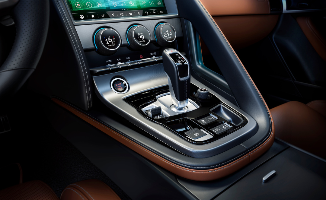 SMALL_Jag_F-TYPE_21MY_Reveal_Image_Detail_CentreConsole_02.12.19_04