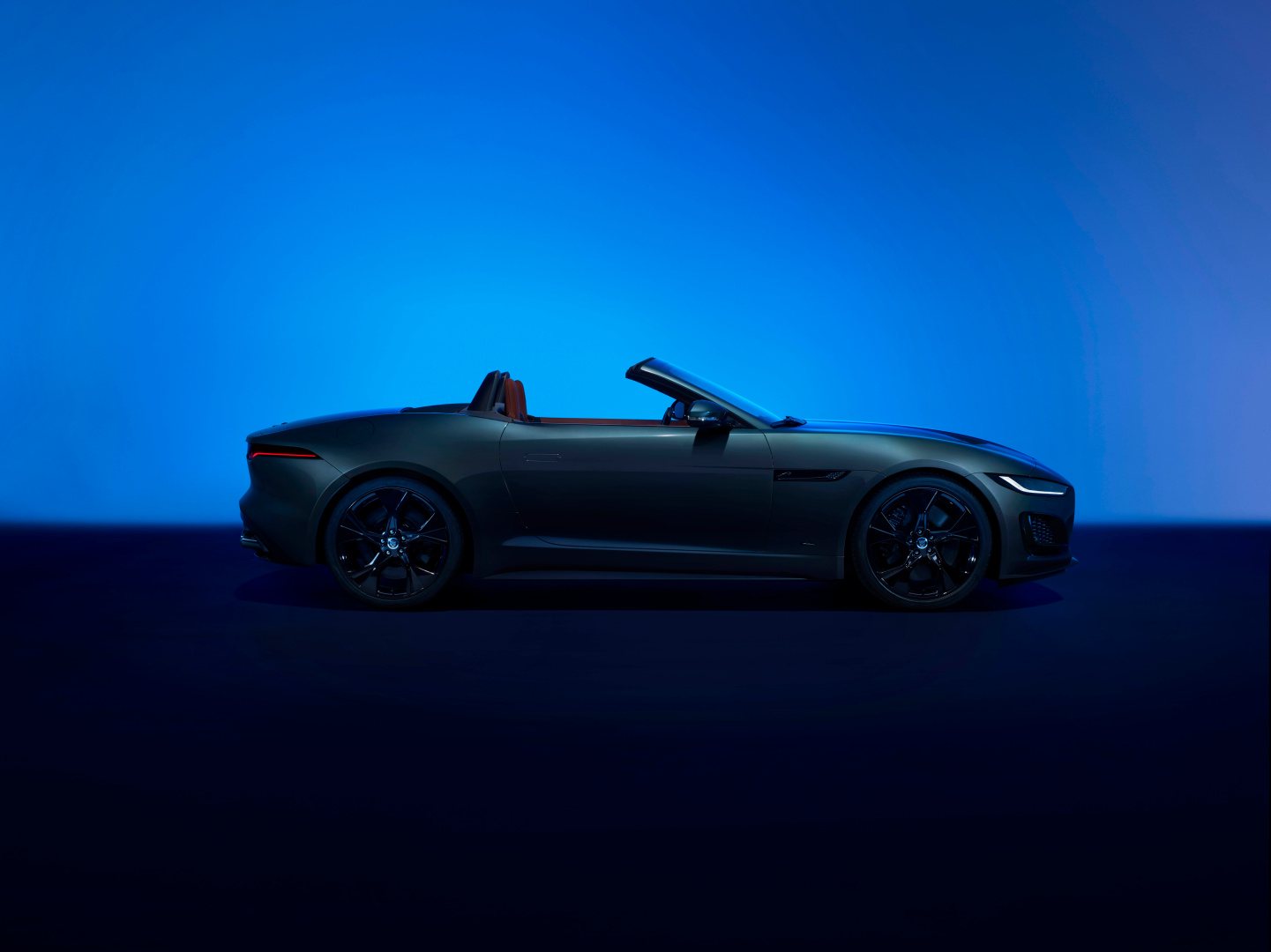 SMALL_002_Jag_F-TYPE_24MY_Convertible_Exterior_Side_025_PR_111022