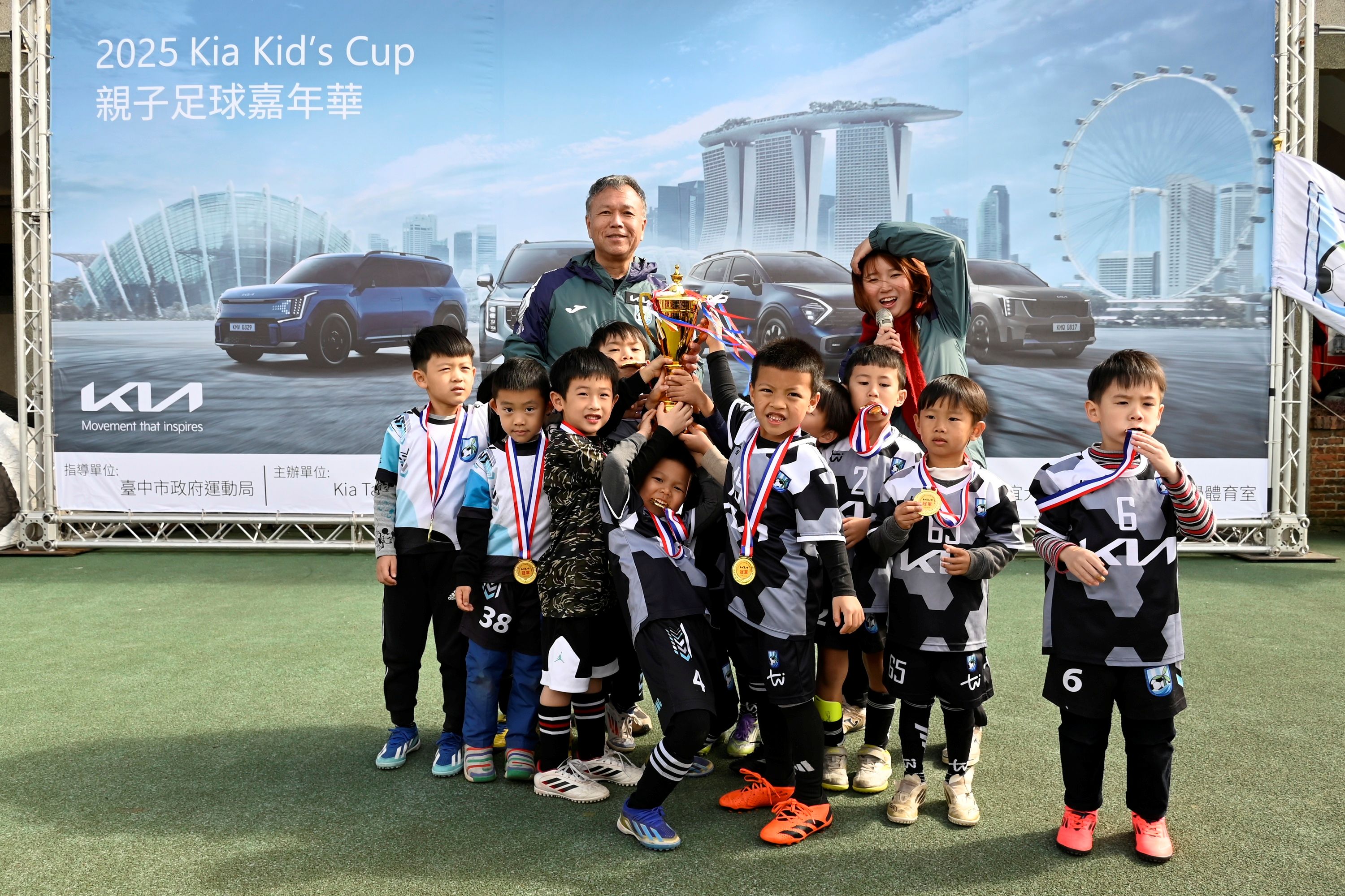 2.Kia台中沙鹿創睿汽車總經理蔡政男帶領團隊親自為賽事獲獎隊伍頒獎，鼓勵孩童們勇於追夢。