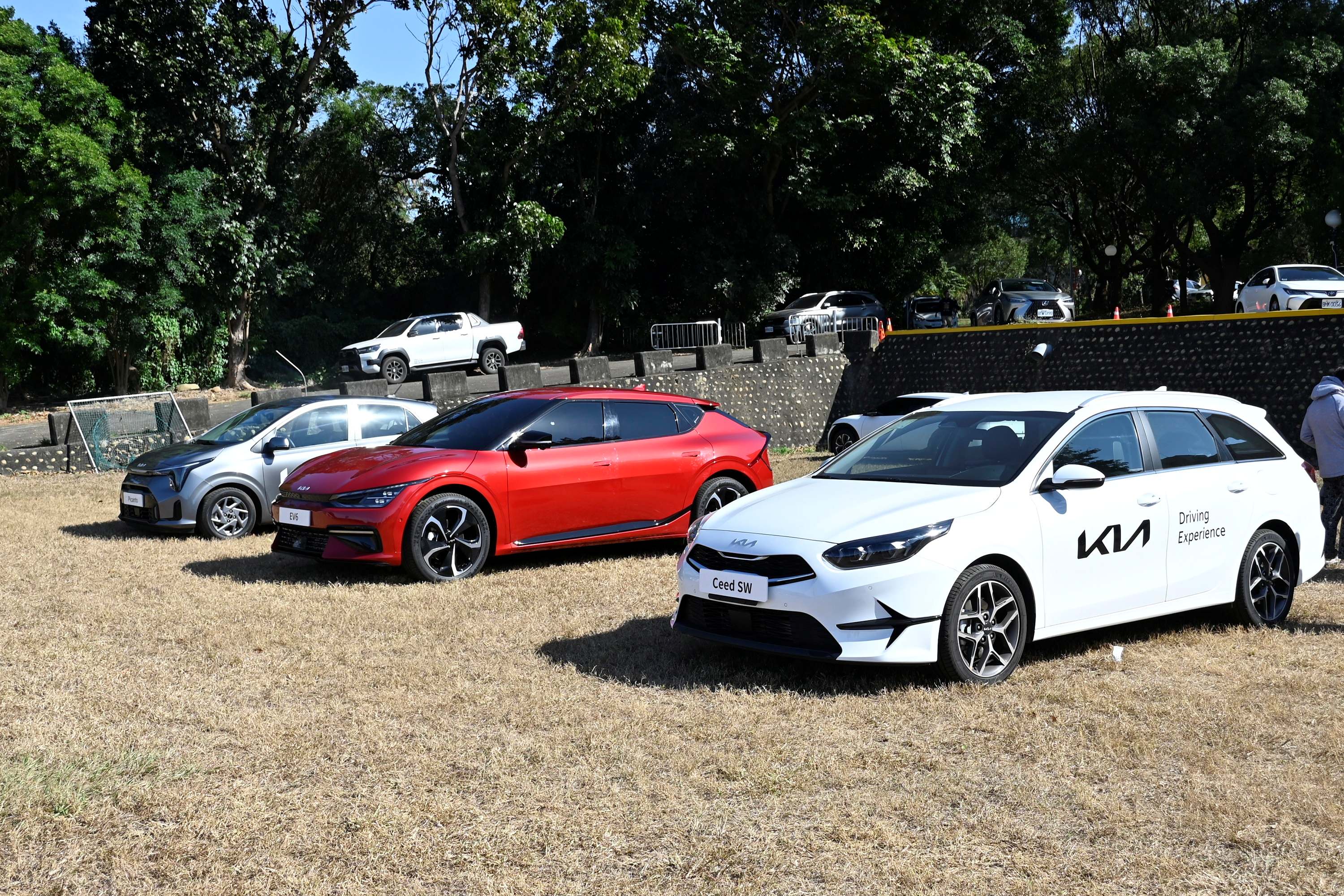 6.現場特別設置交通安全教育互動小遊戲，同時展示多款Kia人氣車款，吸引民眾駐足賞車。