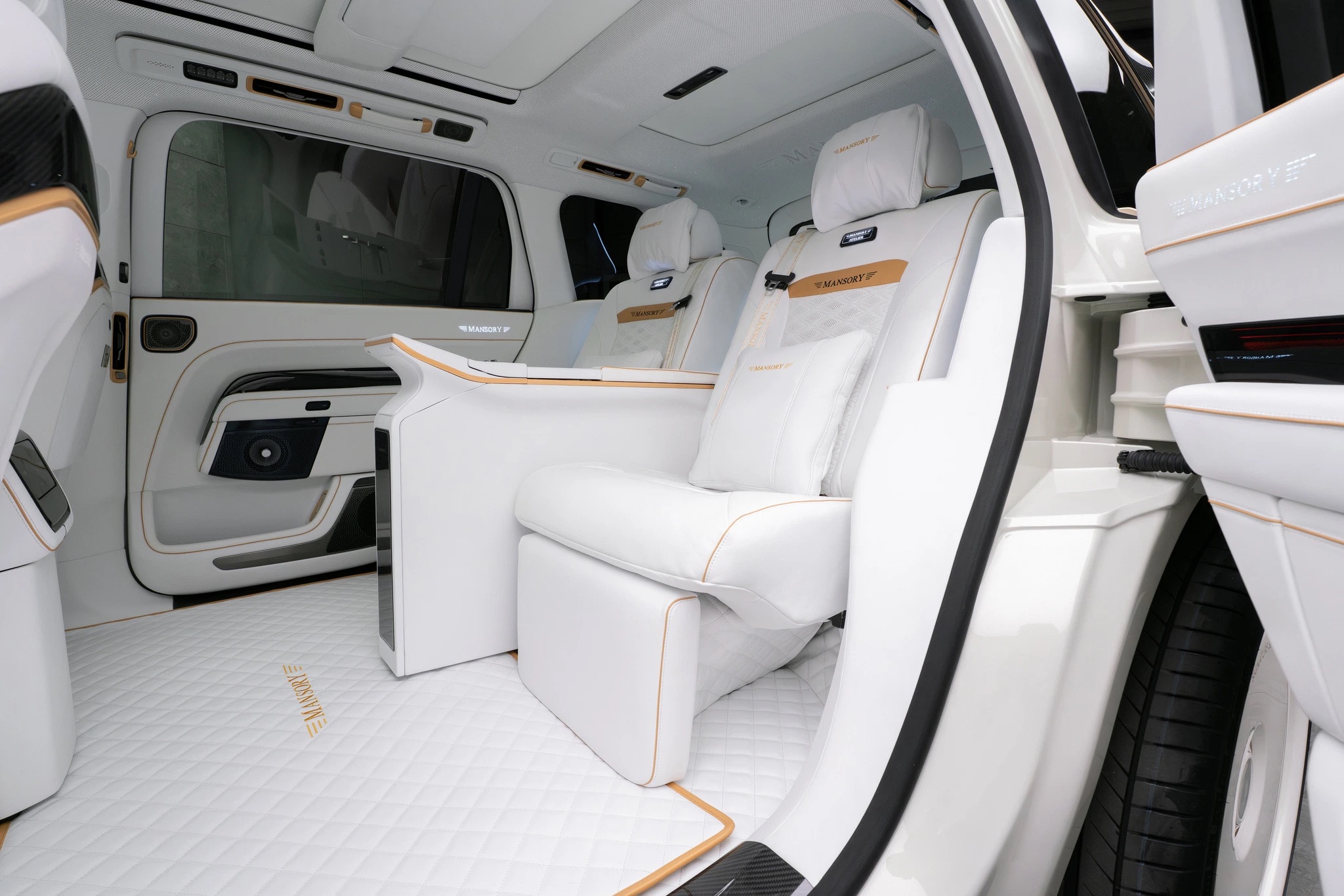 69ea3714b8deb60d3c930cc4_Zeekr_9X_By_MANSORY_16