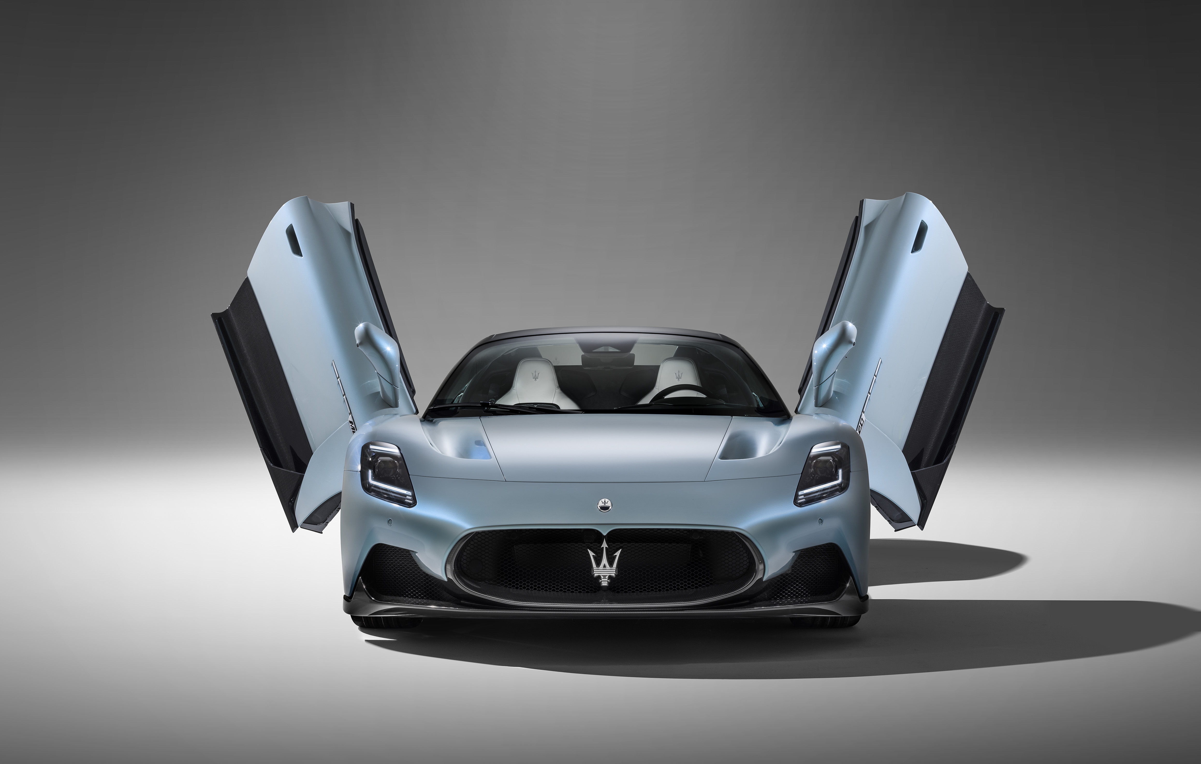 圖11- 為展現 MC20 Cielo 以天空為名的絕美氛圍， Maserati Fuoriserie 客製化部門結合品牌美學造詣和當代新穎觀點，打造 MC20 Cielo 專屬車身色漆 「天空藍（Aquamarina）」