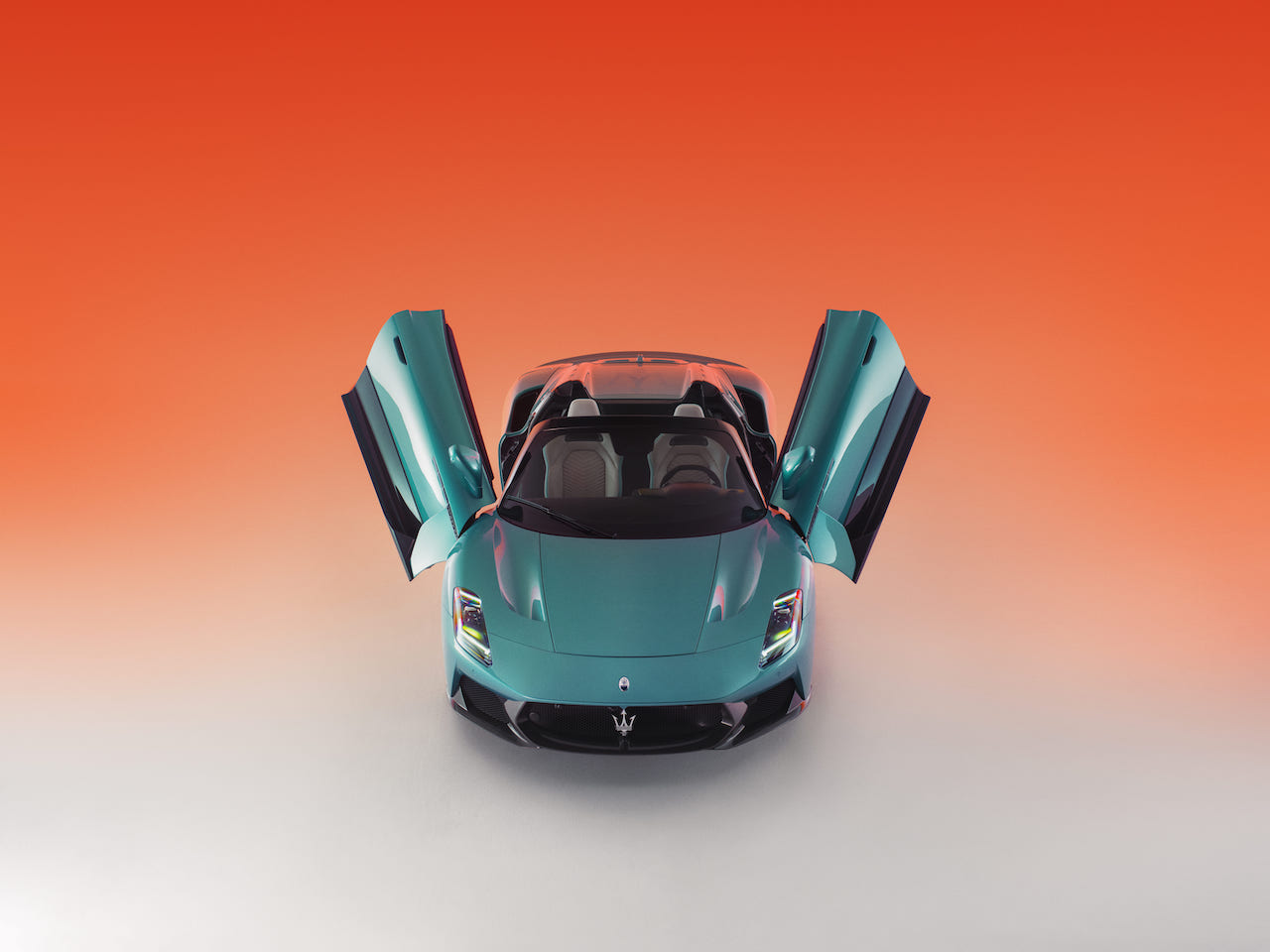 08_蝶翼式側掀車門不僅強化進出車輛的儀式感，更成為視覺焦點，展現品牌對工藝與細節的極致講究