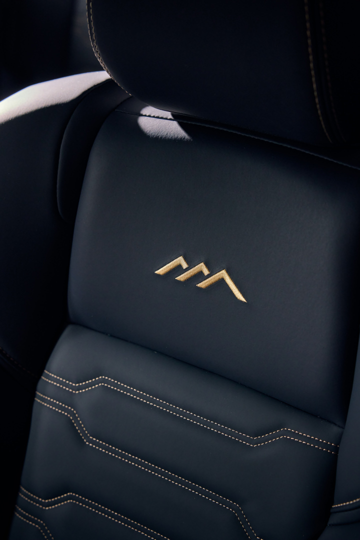 SMALL_Mitsubishi_Interior_0009