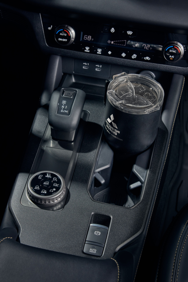 SMALL_Mitsubishi_Interior_0030