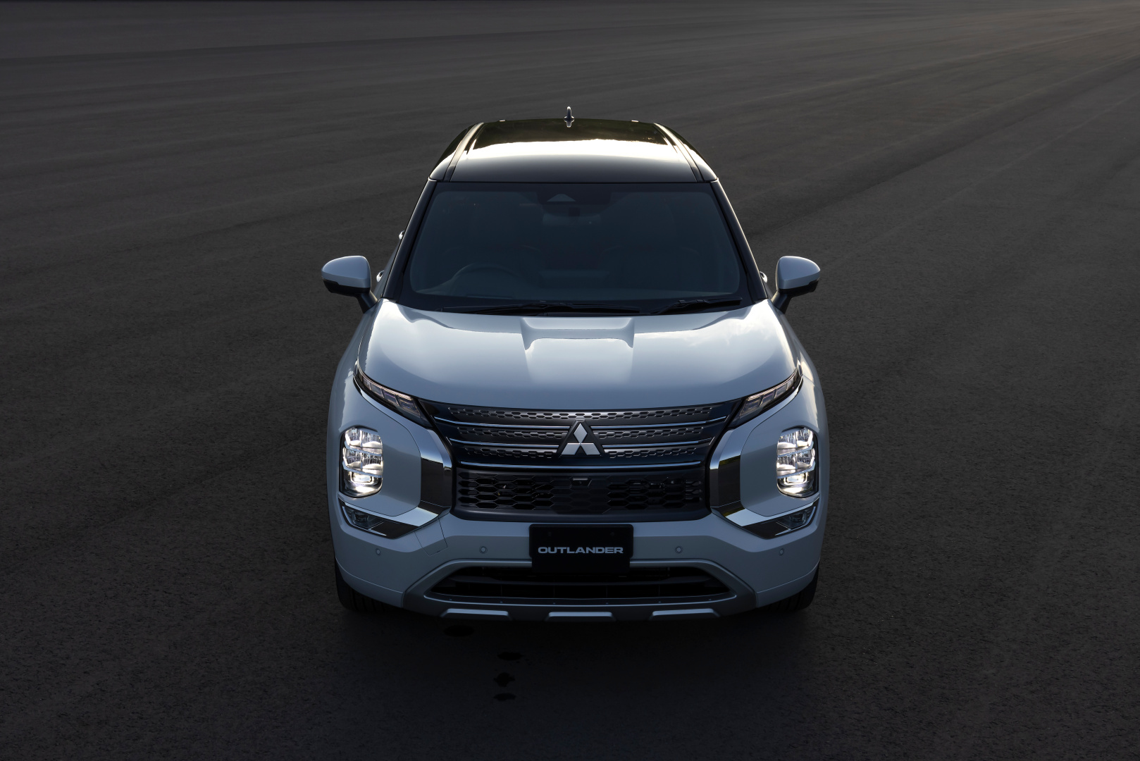 SMALL_The-all-new-outlanderPHEV_frontfacing