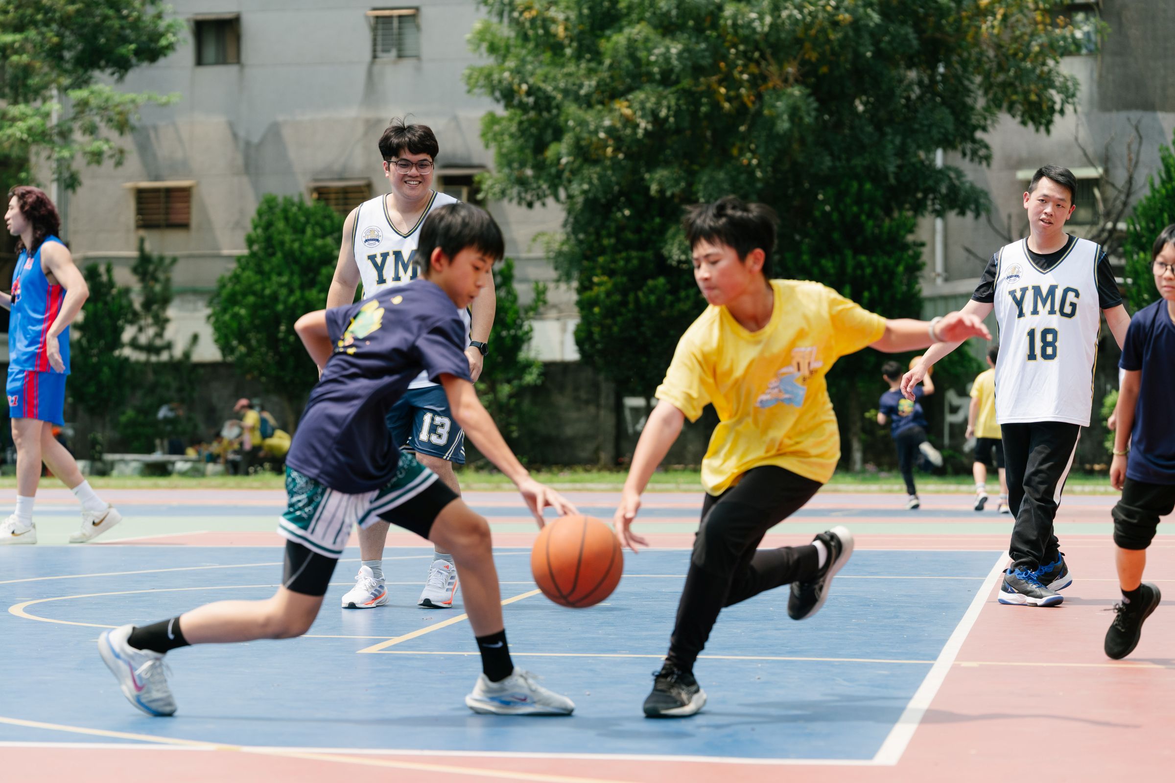 最受矚目的「三對三鬥牛賽」，由裕隆集團籃球隊攜手格上租車籃球志工，與孩子們混合組隊同場競技