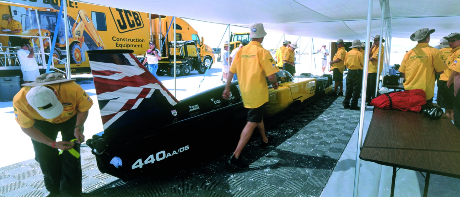 SMALL_dieselmax-engineering-team-at-bonneville-salflats