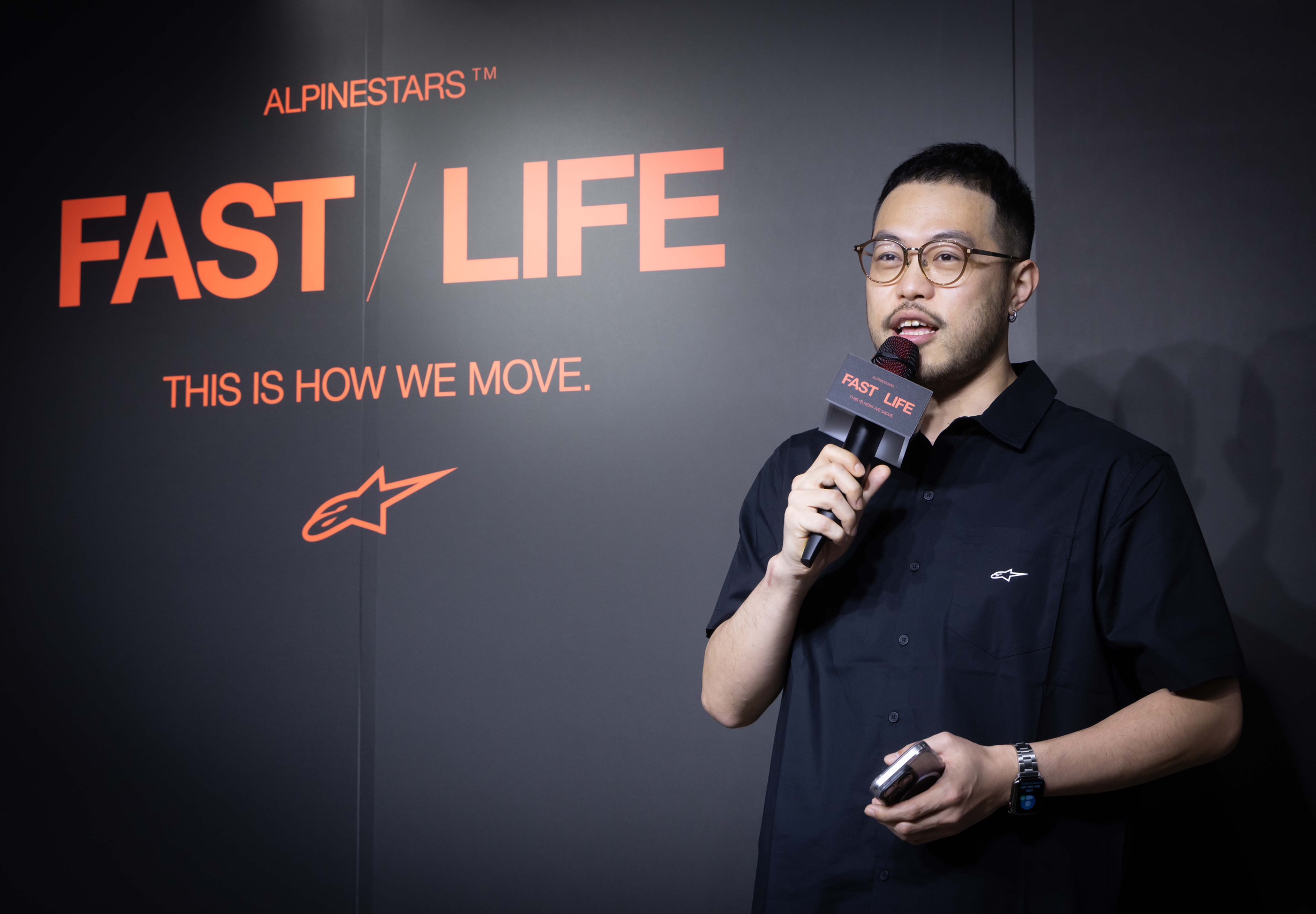 Alpinestars台灣總代理大橋新星主理人謝岷澔致詞時表示，今年春夏新品在特色上主打特殊色及Logo區塊，在復古的設計風格上同時帶有強大的通風效果，適合台灣騎士騎乘時穿著。