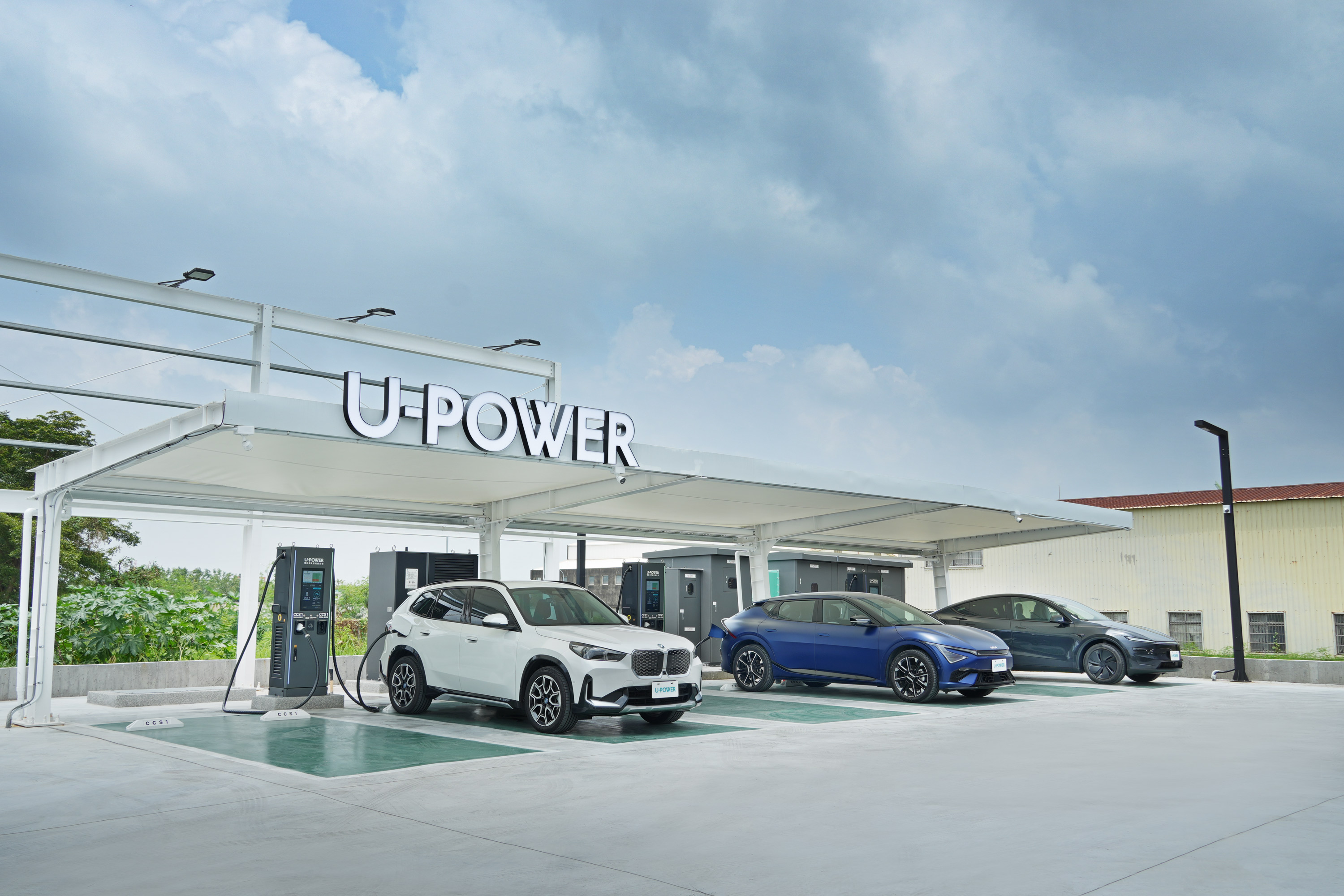 圖1_U-POWER臺南永康永安站為南臺灣首座採用480kW分體式能源櫃設備超高速充電站，提供CCS1、CCS2各三席充電車位，滿足鄰近地區及通勤充電需求