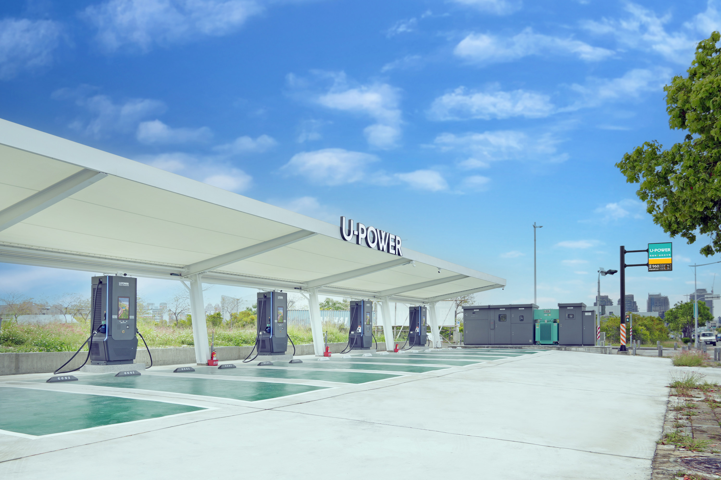 圖2_U-POWER臺中北屯洲際站採用4組240kW單體式能源櫃，總功率960kW，提供CCS1五席、CCS2三席充電車位，滿足市區通勤與長途旅行充電需求