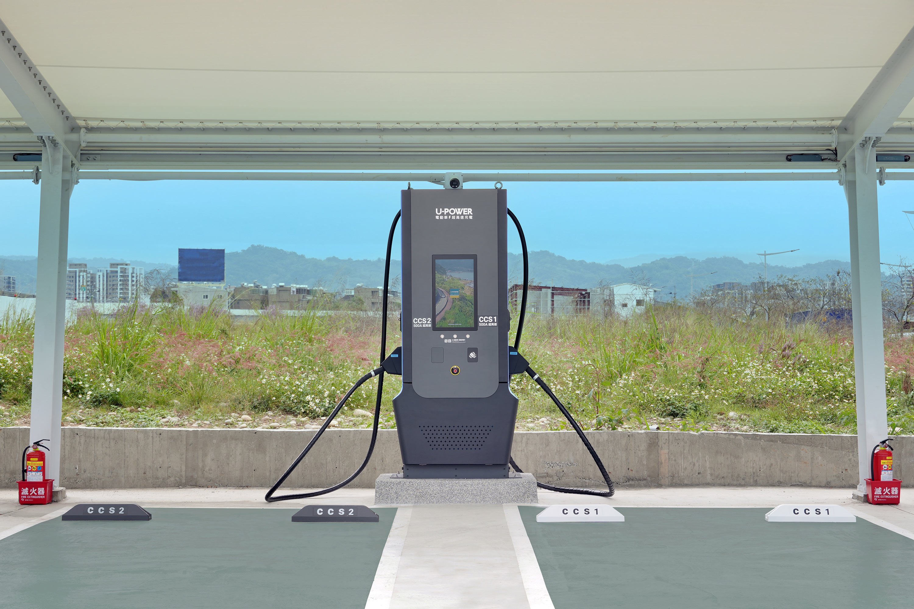 圖5_240kW單體式能源櫃有效節省空間，電源模組依序以80kW、40kW、40kW與80kW組合，根據車款需求靈活分配能源輸出，大幅提升使用彈性。搭配500A液冷槍，理想狀態下可實現原廠最高充電功率