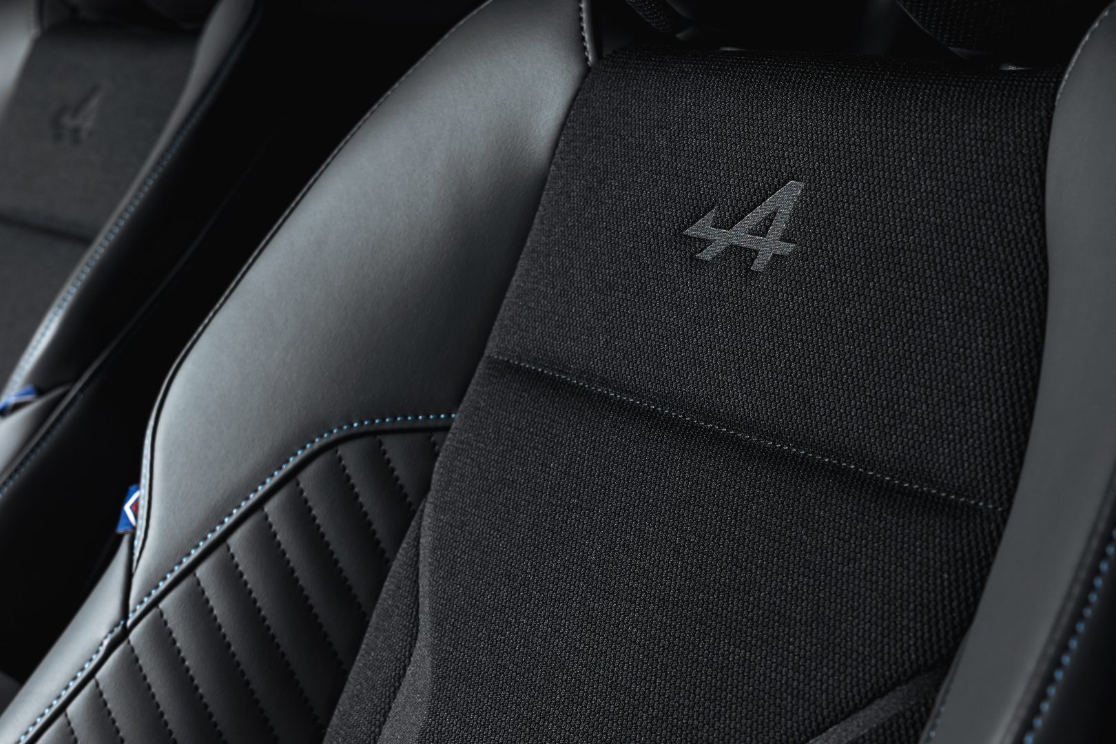 SMALL_23655-megane-studio-detailthomascortesi-23