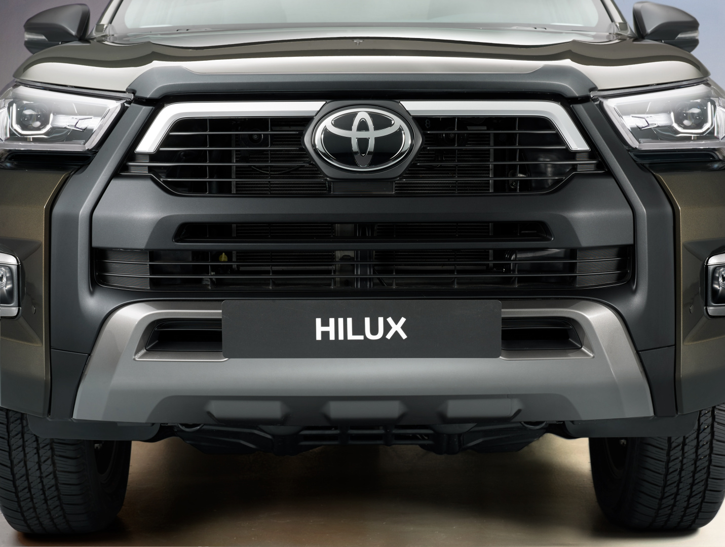 SMALL_hiluxdetailfrontgrille