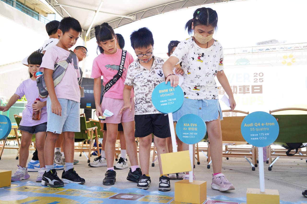 圖3_透過互動遊戲帶領孩子們認識電動車與超高速充電