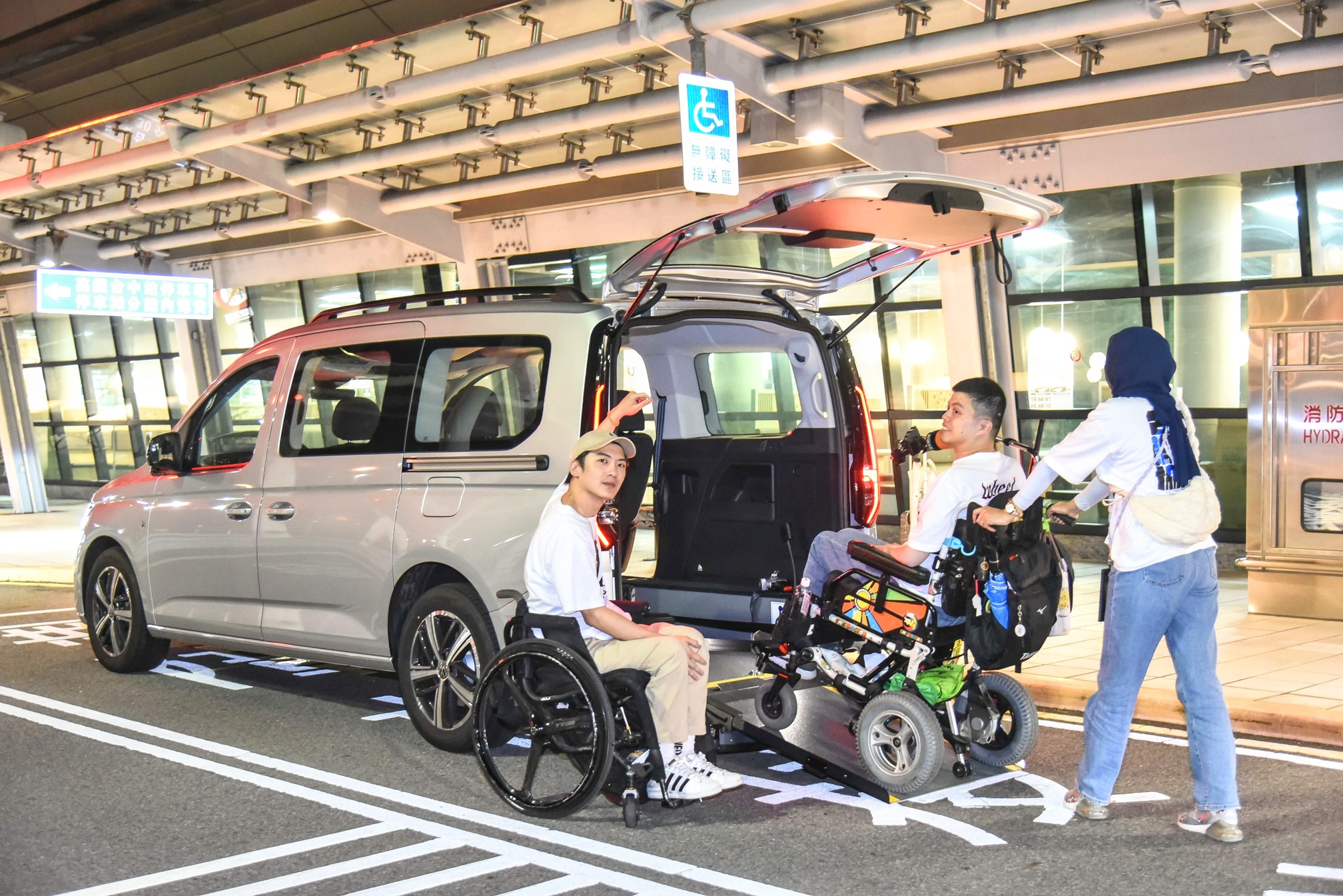 【新聞圖片四】Caddy福祉車配有實用輪椅斜坡板，讓鈺翔能輕易進出車輛