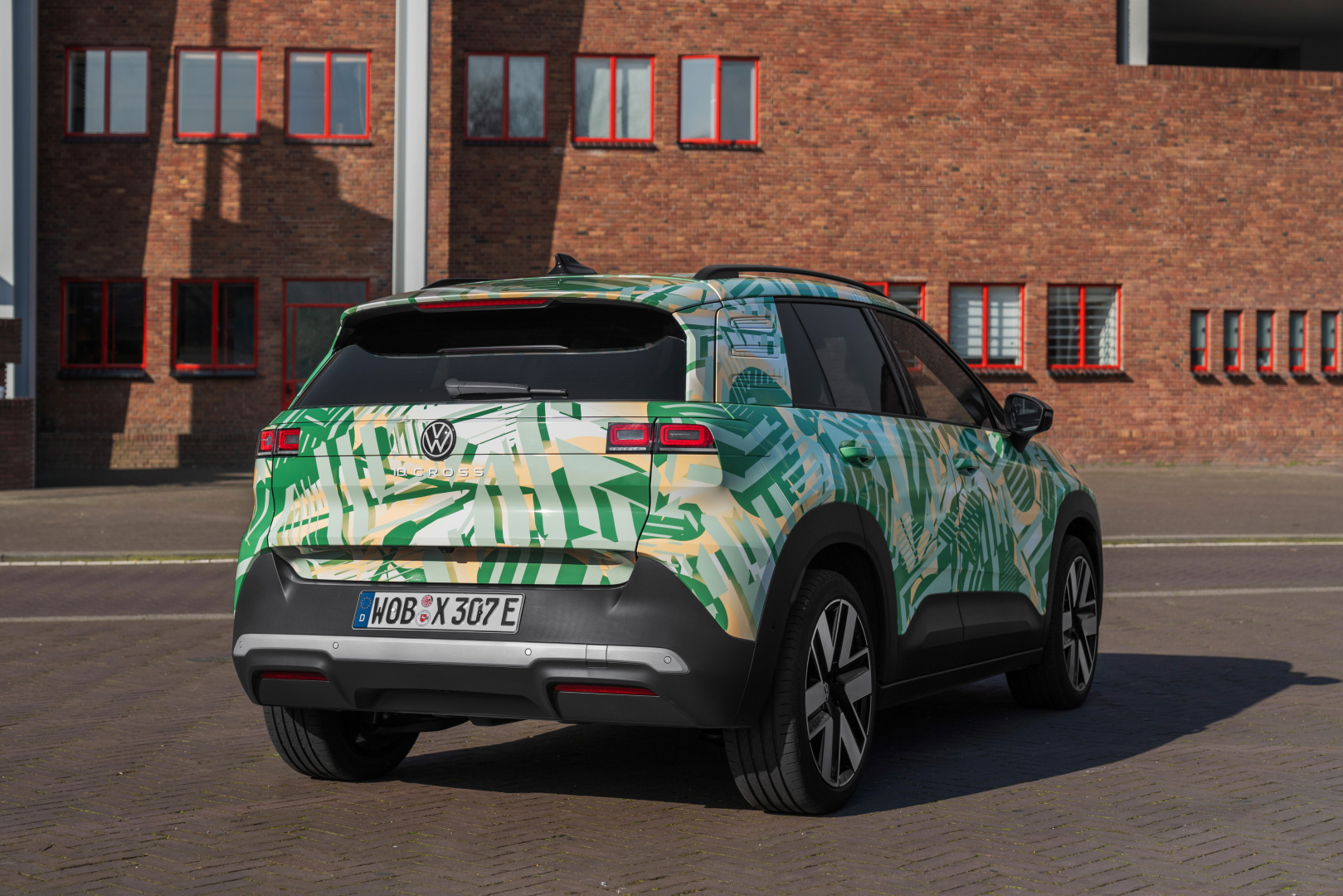 SMALL_41278-camouflaged-electric-id-cross-in-amsterdam-13