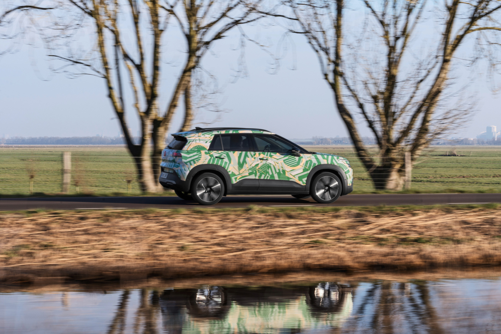 SMALL_41291-camouflaged-electric-id-cross-in-amsterdam-9