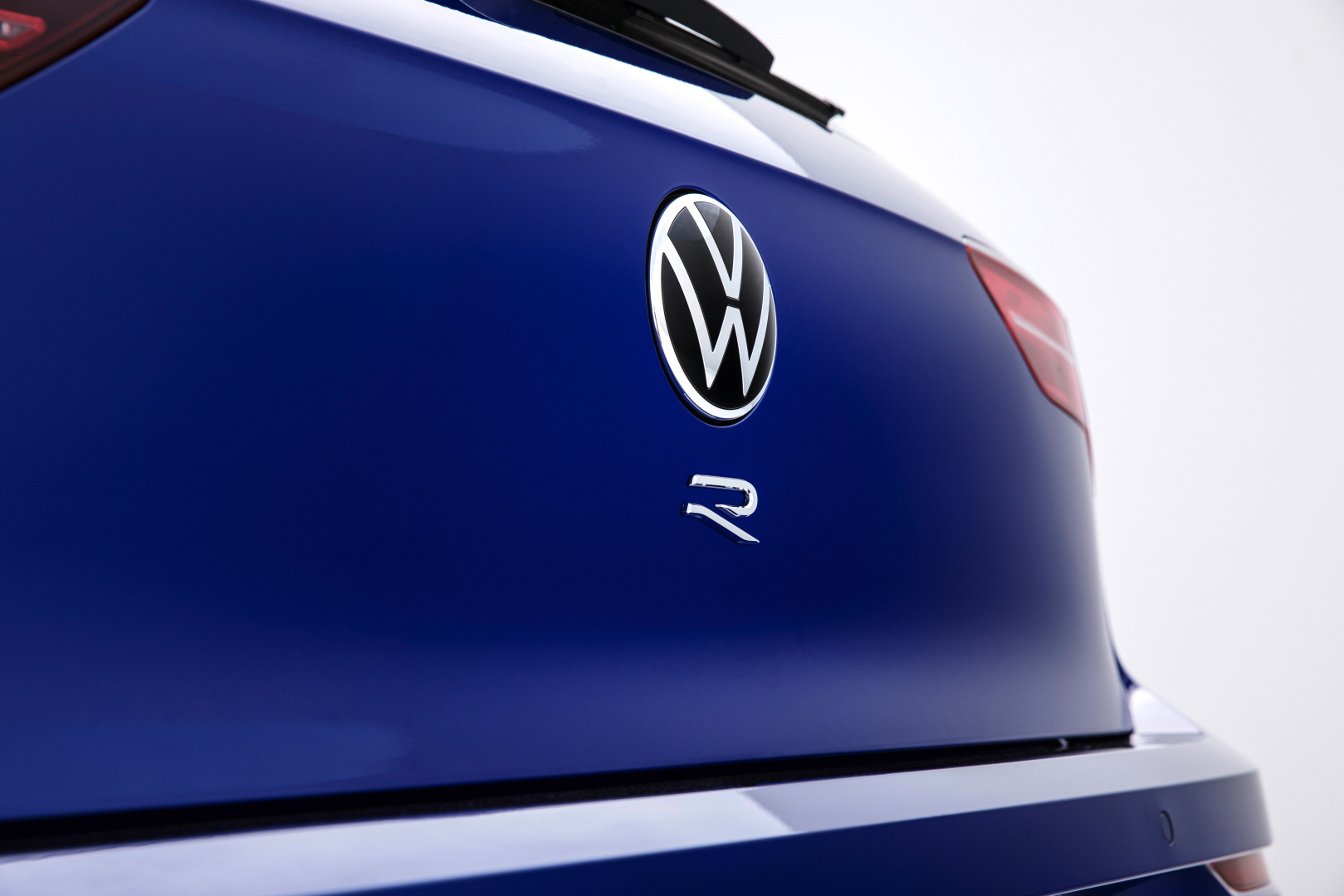 SMALL_The_new_Volkswagen_Golf_R-Large-12423